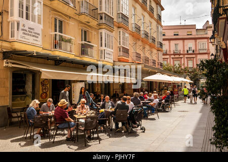 Spanien, Cadiz, Calle Cobos, Kunden draußen Cafe in der Sonne Stockfoto