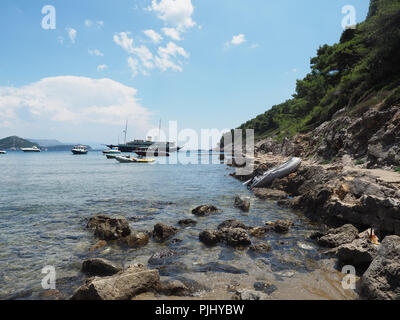 Blick auf den schönen Strand Sunji Beach in Insel Lopud an einem sonnigen Sommertag. Dubrovnik, Croata Stockfoto