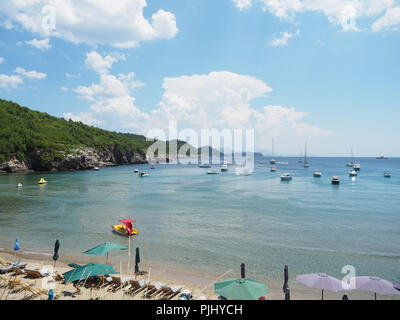 Blick auf den schönen Strand Sunji Beach in Insel Lopud an einem sonnigen Sommertag. Dubrovnik, Croata Stockfoto