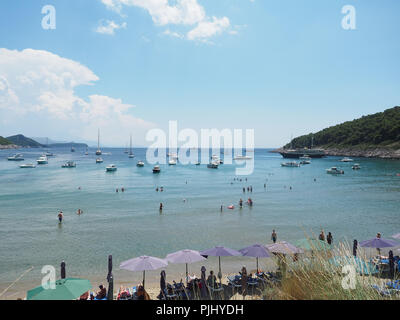 Dubrovnik, Kroatien - Juli 06, 2018: Blick auf den schönen Strand Sunji Beach in Insel Lopud an einem sonnigen Sommertag. Dubrovnik, Croata Stockfoto