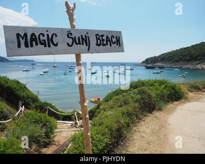 Blick auf den schönen Strand Sunji Beach in Insel Lopud an einem sonnigen Sommertag. Dubrovnik, Croata Stockfoto