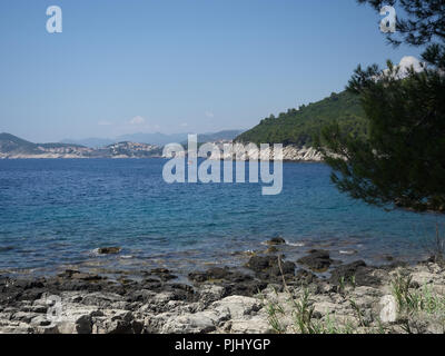 Blick auf eine schöne Rock Beach in Insel Lokrum an einem sonnigen Sommertag. Dubrovnik, Croata Stockfoto