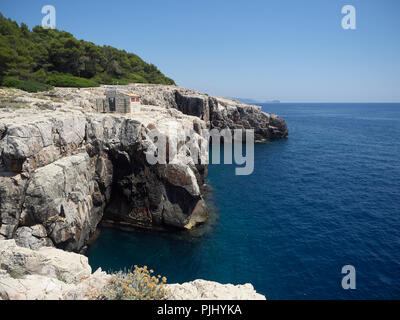 Blick auf einige kleine Klippen in die Insel Lokrum an einem sonnigen Sommertag. Dubrovnik, Kroatien Stockfoto