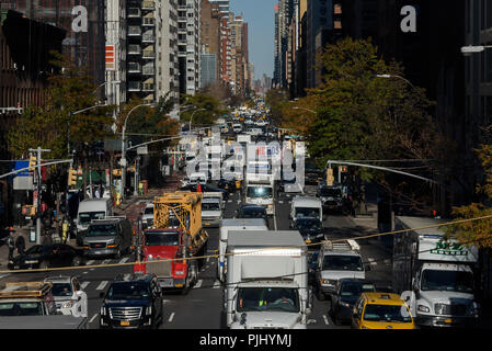 11-2017 New York, USA. Staus auf der 1. Avenue in der Nähe von East 62. Straße. Foto: © Simon Grosset Stockfoto