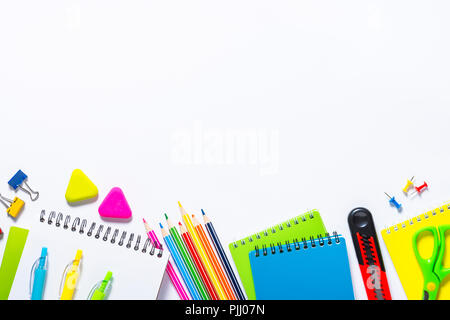 Schul- und Büromaterialien auf weißem Hintergrund. Notebook, Notizblock, Kugelschreiber, Bleistifte, Büroklammern und Material. Ansicht von oben mit der Kopie. Stockfoto