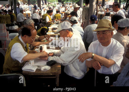 Senioren an einer medizinischen Untersuchung am Tapkol Prk in der Stadt Seoul in Südkorea im EastAasia. Südkorea, Seoul, Mai 2006 Stockfoto