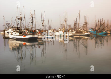 Morgen Nebel beginnt zu heben Aufdecken des Oregon Yaquina Bay Fishing Fleet bei Newport. Stockfoto