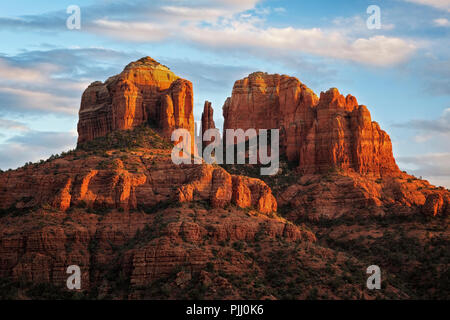 Abend glühen auf Cathedral Rock im Arizona's Red Rock Country von Sedona. Stockfoto