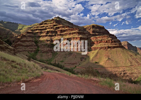 Die unbefestigte Straße gegraben Bar enden auf der Oregon Seite des Snake River und bietet einen spektakulären Blick auf den Imnaha River Canyon entlang der Weise. Stockfoto