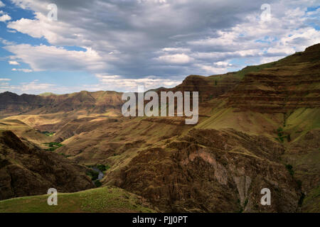 Die unbefestigte Straße gegraben Bar enden auf der Oregon Seite des Snake River und bietet einen spektakulären Blick auf den Imnaha River Canyon entlang der Weise. Stockfoto