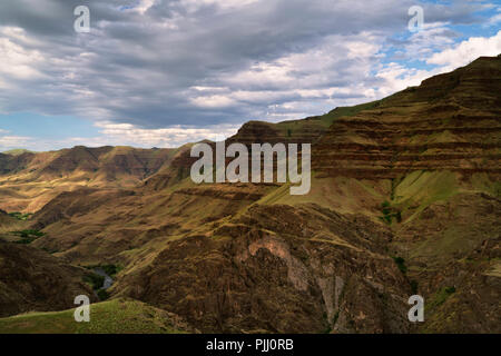 Die unbefestigte Straße gegraben Bar enden auf der Oregon Seite des Snake River und bietet einen spektakulären Blick auf den Imnaha River Canyon entlang der Weise. Stockfoto