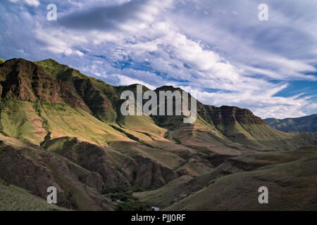 Die unbefestigte Straße gegraben Bar enden auf der Oregon Seite des Snake River und bietet einen spektakulären Blick auf den Imnaha River Canyon entlang der Weise. Stockfoto