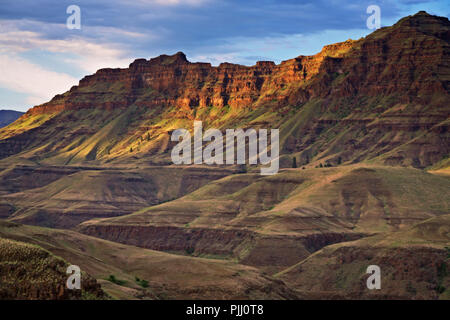 Die unbefestigte Straße gegraben Bar enden auf der Oregon Seite des Snake River und bietet einen spektakulären Blick auf den Imnaha River Canyon entlang der Weise. Stockfoto