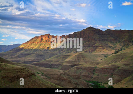 Die unbefestigte Straße gegraben Bar enden auf der Oregon Seite des Snake River und bietet einen spektakulären Blick auf den Imnaha River Canyon entlang der Weise. Stockfoto