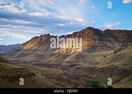 Die unbefestigte Straße gegraben Bar enden auf der Oregon Seite des Snake River und bietet einen spektakulären Blick auf den Imnaha River Canyon entlang der Weise. Stockfoto