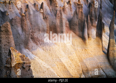 Vor dawn Glow auf den hoch aufragenden vulkanischen Bimsstein spires Wissen, wie die Zinnen entlang Wheeler Creek in Oregon Crater Lake National Park. Stockfoto