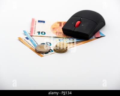 Top down Sicht auf Computer Maus auf Euro Geldscheine Stockfoto