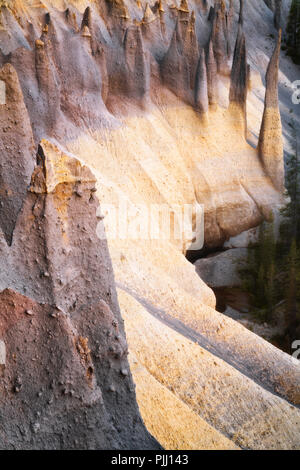 Vor dawn Glow auf den hoch aufragenden vulkanischen Bimsstein spires Wissen, wie die Zinnen entlang Wheeler Creek in Oregon Crater Lake National Park. Stockfoto