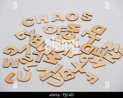 Von oben nach unten Blick auf hellbraunem Holz Buchstaben mit dem Wort Chaos Stockfoto