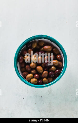 Oliven aus Kalamata in einer Schüssel auf einem Tisch. gaeta Oliven Stockfoto