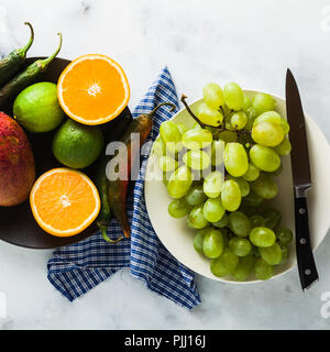 Farbige Gemüse und Obst auf dem Tisch. Vorbereitung der Morgen Säfte. gesunde Ernährung Stockfoto
