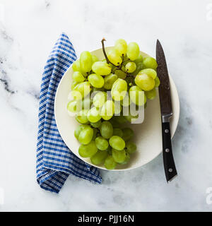 Farbige Gemüse und Obst auf dem Tisch. Vorbereitung der Morgen Säfte. gesunde Ernährung Stockfoto