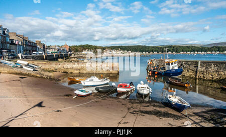 Kleine Boote im Hafen in Millport, Isle of Cumbrae, Blick zurück über die Promenade in Richtung Kames Bay und Marine Parade. Stockfoto