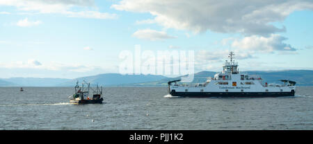 Der largs-Cumbrae (für Millport) Antrieb - durch Fähre, die MV-Loch Shira, überqueren die Firth-of-lCyde en Route für Cumbrae, mit einem kleinen Fischerboot Stockfoto