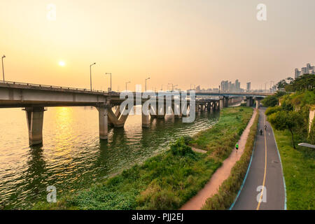 Seoul, Südkorea - 25. September 2015: hangang River Park abend Landschaft malerischen Blick auf den Fluss Bank öffentliche Erholungsraum, Seoul Stockfoto