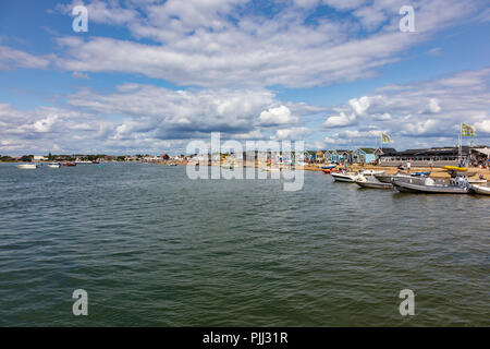 Ein Blick auf die Boote und holzhütten am Hengistbury Head an einem warmen Sommertag, Dorset, Großbritannien Stockfoto