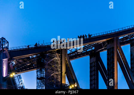 Sydney, Australien - 14 Juli 2016: Sydney Bridge architektonische Ansicht mit Bridge Walkers, städtische Umwelt blauer Himmel und Ozean Stockfoto