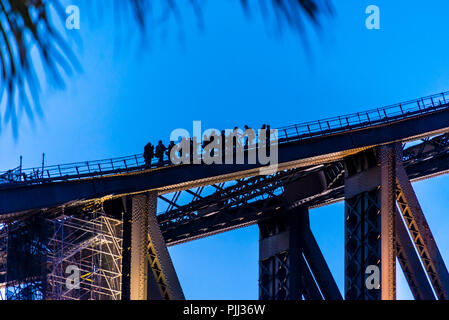 Sydney, Australien - 14 Juli 2016: Sydney Bridge architektonische Ansicht mit Bridge Walkers, städtische Umwelt blauer Himmel und Ozean Stockfoto