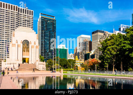 Sydney, NSW/Australien - 14 Juli 2016: Anzac Memorial Hyde Park mit Wasserspiel und städtischen Gebäude im Hintergrund Stockfoto