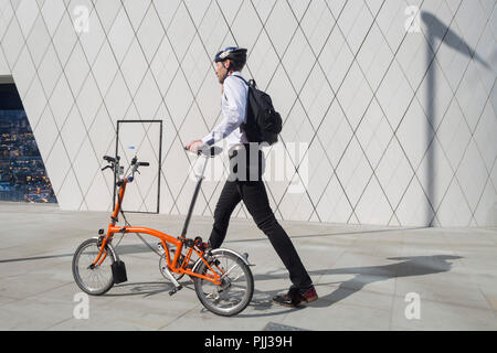 Geometrischen Winkeln und diagonale Linien auf neue Architektur am Southwark SE1, am 7. September 2018 in London, England Stockfoto