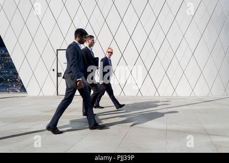 Unternehmer mit geometrischen Winkeln und diagonale Linien auf neue Architektur am Southwark SE1, am 7. September 2018 in London, England Stockfoto