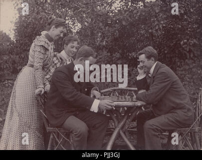 Viktorianische Kabinett Karte von Zwei Männer spielen Schach im Garten. Durch die zwei Damen aufgepaßt. Stockfoto