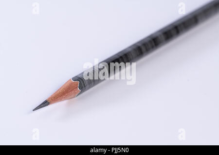 Einzelne isolierte schwarze und graue Streifen führen Graphit Bleistift mit einem weißen Hintergrund. Stockfoto