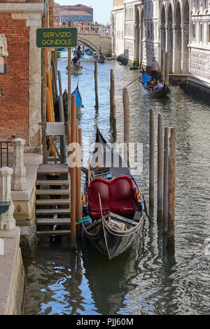 Venedig, Italien - 14 AUGUST 2017: Leere Gondel festgemacht und Gondeln mit Menschen und Touristen in einem sonnigen Sommertag in Italien Stockfoto