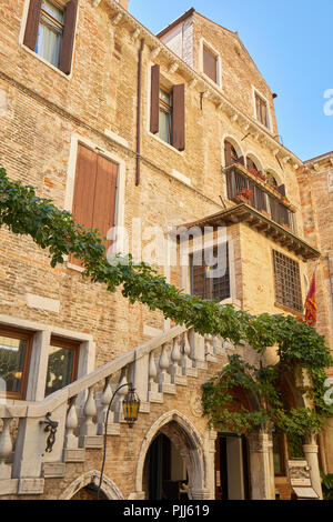 Venedig, Italien - 14 AUGUST 2017: Alte Backsteingebäude Fassade mit Treppe in Venedig an einem sonnigen Sommertag in Italien Stockfoto