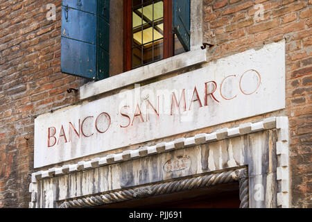 Venedig, Italien - 14 AUGUST 2017: Banco San Marco, alte Bank unterzeichnen in Stein in Venedig, Italien Stockfoto