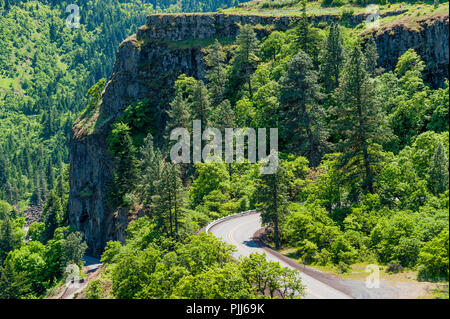 Von der Spitze des Rowena Kamm nach unten an der windigen historische Columbia River Highway Stockfoto