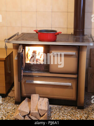 Alten gusseisernen Holzofen in der Küche des kleinen Chalet in den Bergen Stockfoto