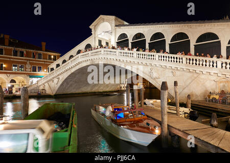 Venedig, Italien, 12. AUGUST 2017: die Rialtobrücke und den Canale Grande mit Menschen und Touristen in der Nacht in Venedig, Italien Stockfoto