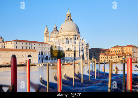 Venedig, Saint Mary der Gesundheit Basilika und günstig Gondeln an einem sonnigen Morgen, niemand Stockfoto