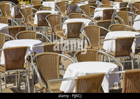 Leere Bürgersteig Tische und Stühle, niemand an einem sonnigen Sommertag in Italien Stockfoto