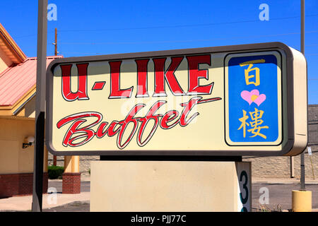 U - wie Buffet Zeichen außerhalb einer verlassenen Restaurant Parkplatz in Tucson, AZ Stockfoto