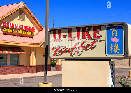 U - wie Buffet Zeichen außerhalb einer verlassenen Restaurant Parkplatz in Tucson, AZ Stockfoto