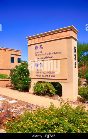 Universität von Arizona, Banner, University Medical Group Diamond Kinder- und vollständige Gesundheit Klinik Gebäude Zeichen in Tucson AZ Stockfoto