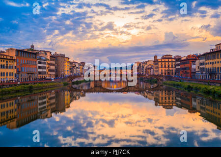 Ponte Vechio die berühmteste Brücke und touristische Attraktion in Florenz spiegelt sich im stillen Wasser der Fluss Arno mit Architektur entlang des Flusses Stockfoto