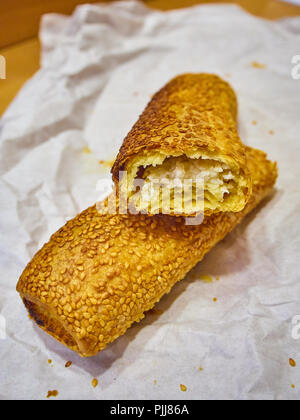 Ein traditionelles Türkisches Borek. Knuspriges Gebäck mit Feta Käse. Stockfoto